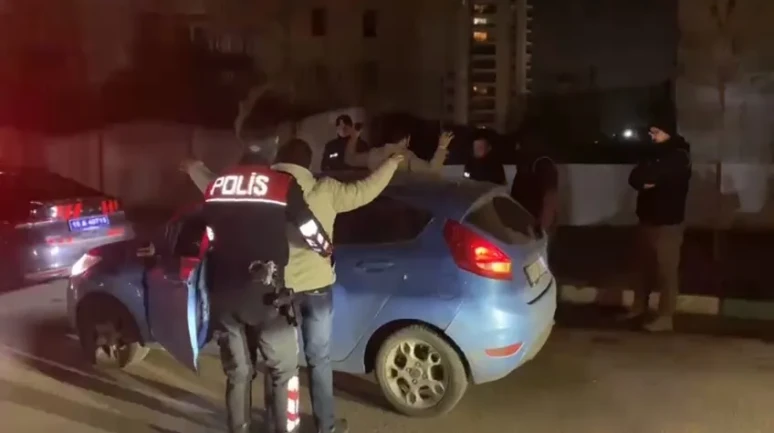 1. Bursa'da geniş çaplı asayiş uygulamasında 1 aranan şahıs yakalandı 2. Bursa'da kumar