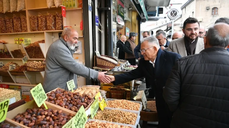 Kayseri'de Başkan Büyükkılıç Camikebir'de esnaf ziyaretinde vatandaşlarla buluştu