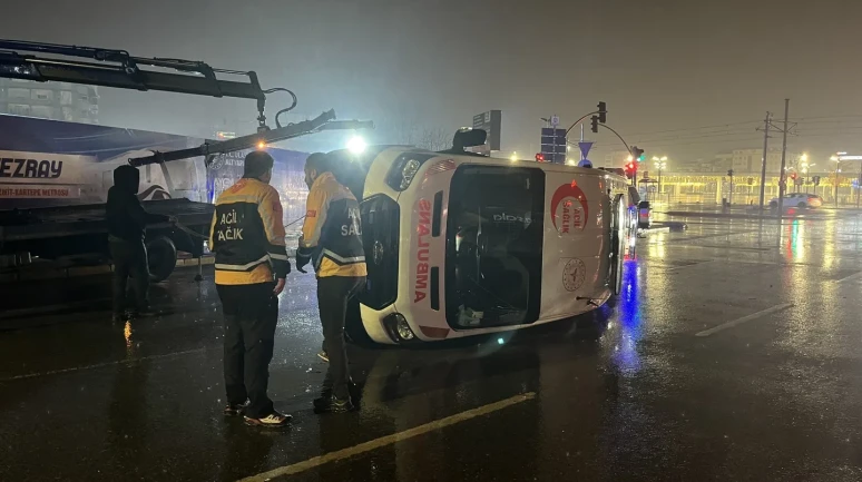 Kocaeli'de panelvan ile çarpışan ambulans devrildi, 6 kişi yaralandı