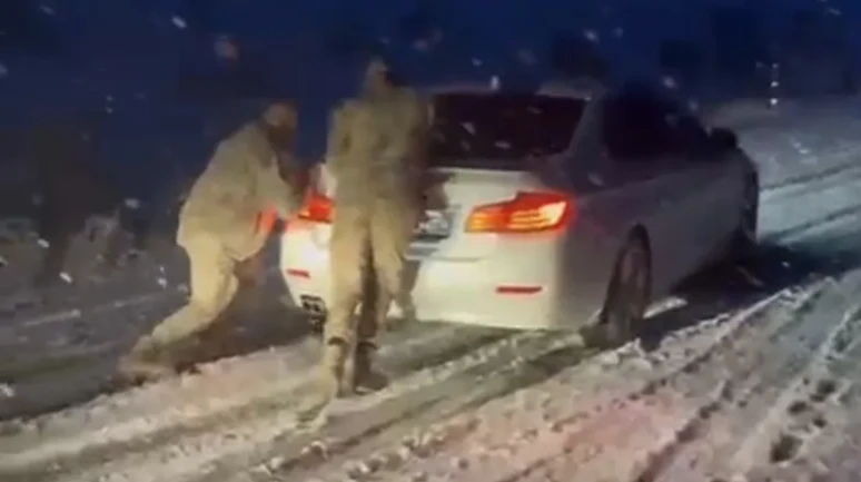 Muş-Bulanık yolunda kar yağışı nedeniyle mahsur kalan araçlar jandarma tarafından kurtarıldı