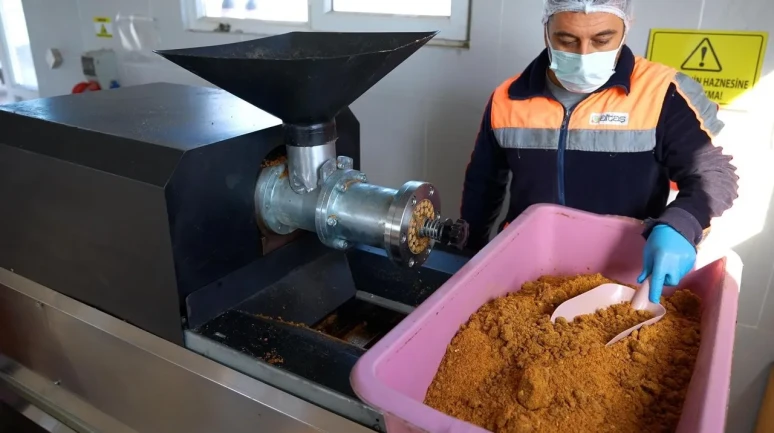 Didim’de atık yiyecekler sokak hayvanları için mamaya dönüştürülüyor