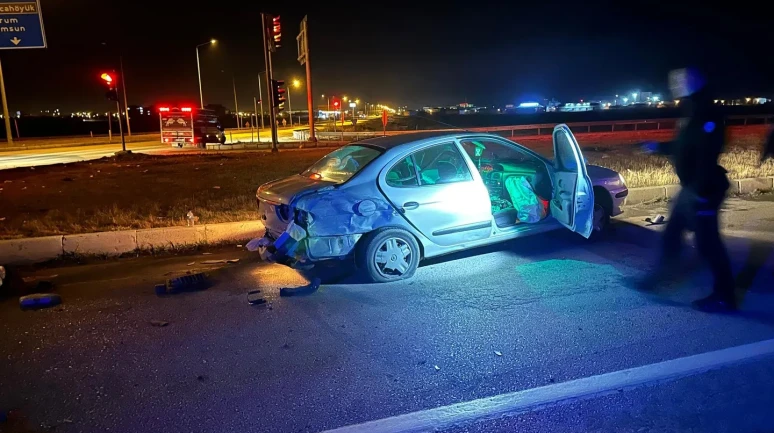 Çorum'un Alaca ilçesinde kırmızı ışık ihlali yapan otomobil ile tır çarpıştı