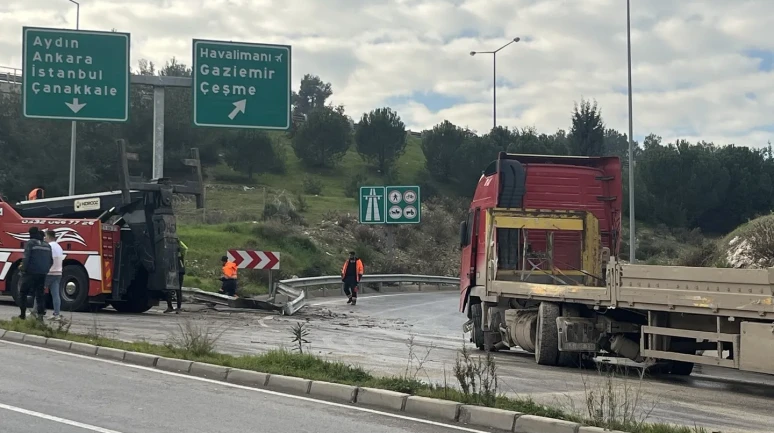 İzmir'de kontrolden çıkan tır bariyerleri aşıp karşı şeride geçti