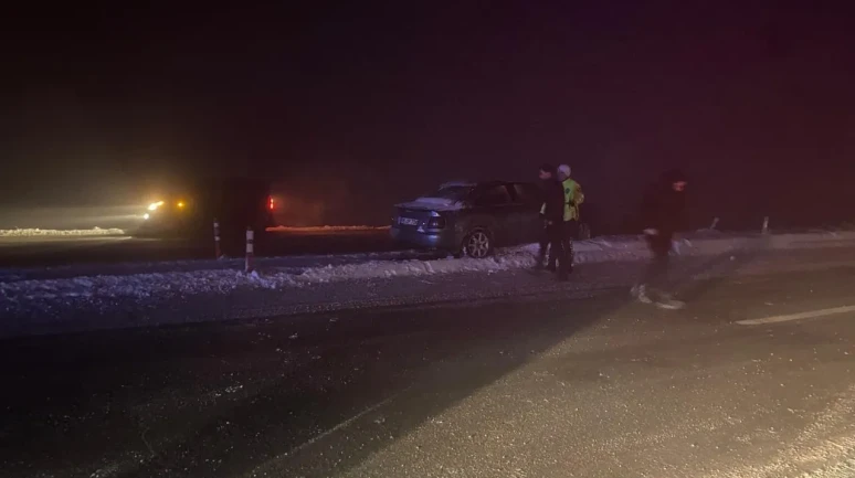 Muş'ta sis ve buzlanma nedeniyle kontrolden çıkan otomobil refüje çarptı