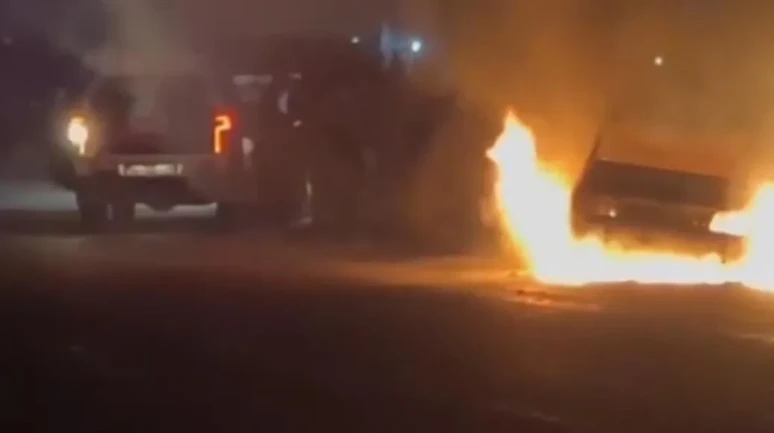 Şanlıurfa'da psikolojik sorunları olan bir kişi otomobilini ateşe verdi