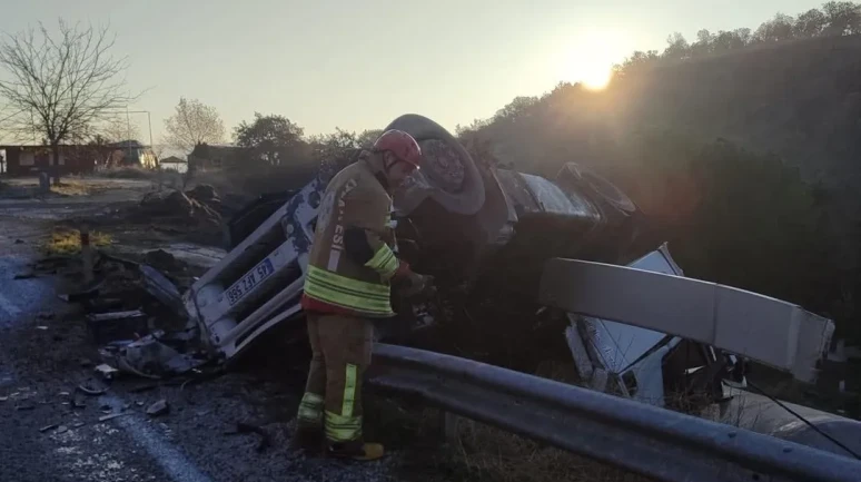 Manisa'nın Köprübaşı ilçesinde tırın kontrolden çıkması sonucu 1 kişi yaralandı