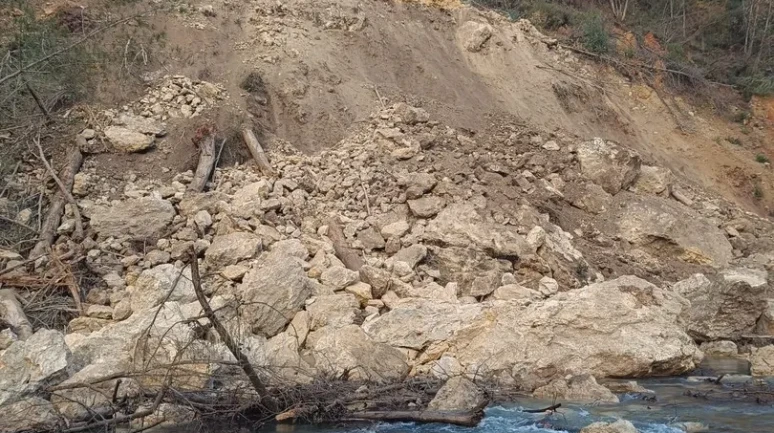 Hatay'ın Dörtyol ilçesinde heyelan sonrası AFAD ve itfaiye ekipleri bölgede önlem aldı