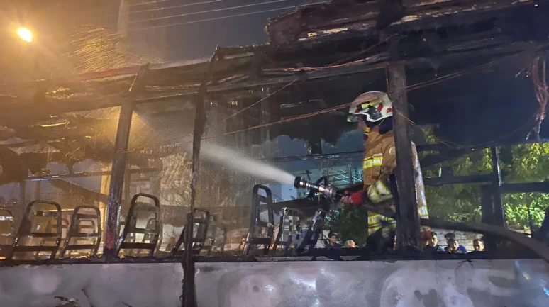 Manisa'nın Turgutlu ilçesinde servis otobüsü alev alarak yandı