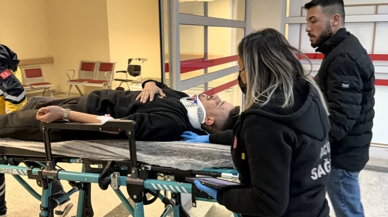 Adıyaman'da otomobil ile kepçe çarpıştı, 5 kişi ölümden döndü, 2 yaralı