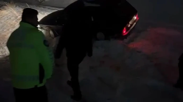 Hacılar’da kara saplanan otomobildeki 3 kişi polis ekiplerince kurtarıldı