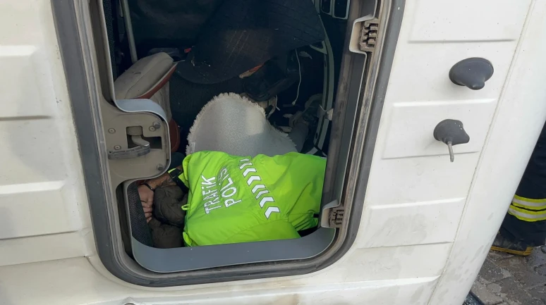 Tekirdağ’da trafik kazasında 5 kişi yaralandı, polis üniformasını çıkarıp yaralının üzerini örttü