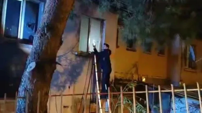 Bursa'da apartman yangınında mahsur kalan kişi itfaiye ekipleri tarafından kurtarıldı