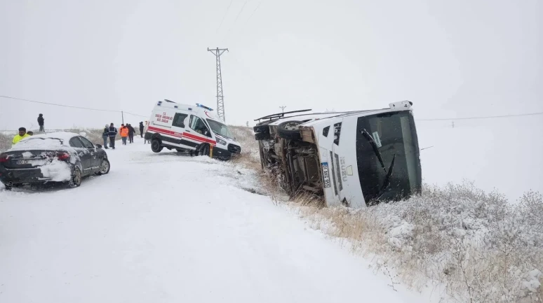 Adana'nın Tufanbeyli ilçesinde işçi servisi devrildi, ambulans kara saplandı