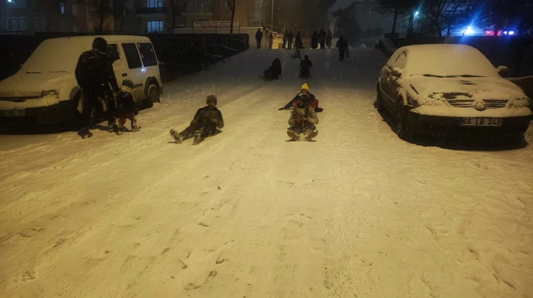 Yozgat'ta mahalle aralarında kar eğlencesi sokaklar kayak pistini aratmadı