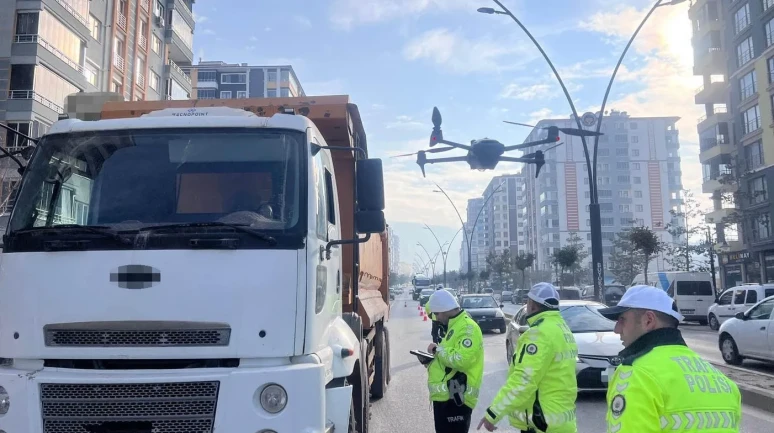 Malatya’da beton mikserleri ve hafriyat kamyonlarına dronla denetim yapıldı