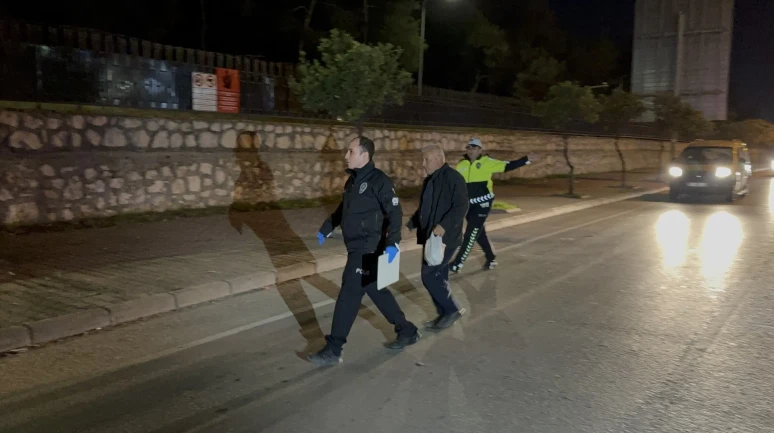 Adana’da lüks otomobilin kamyona çarpması sonucu 1 kişi öldü 2 kişi yaralandı