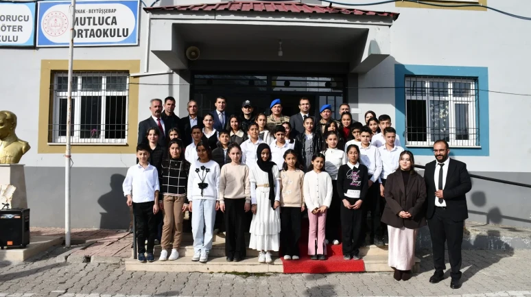 Şırnak'ta öğrenciler köyde kitap yazıp imza günü düzenledi