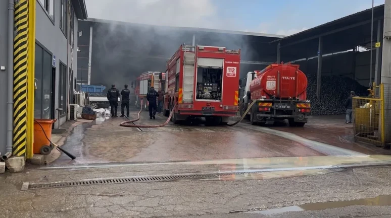 Bursa’da metal geri dönüşüm fabrikasında yangın paniği yaşandı
