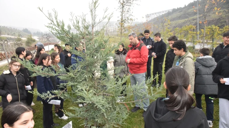 Düzce'de öğrenciler Düzce Üniversitesi'nin hayvan müzesi ve botanik bahçesini gezdi