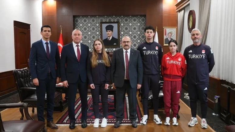 Balıkesirli sporcular Riyad 2025’teki başarıları için Vali Ustaoğlu’ndan tebrik aldı