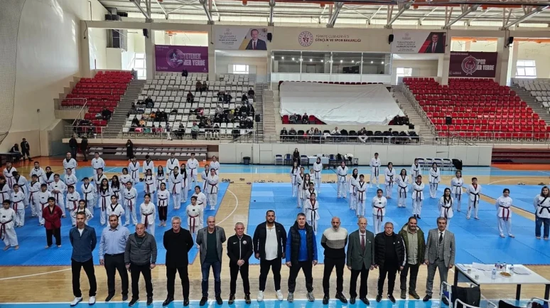 Erzincan'da siyah kuşak ve dan terfi sınavına yaklaşık 100 sporcu katıldı