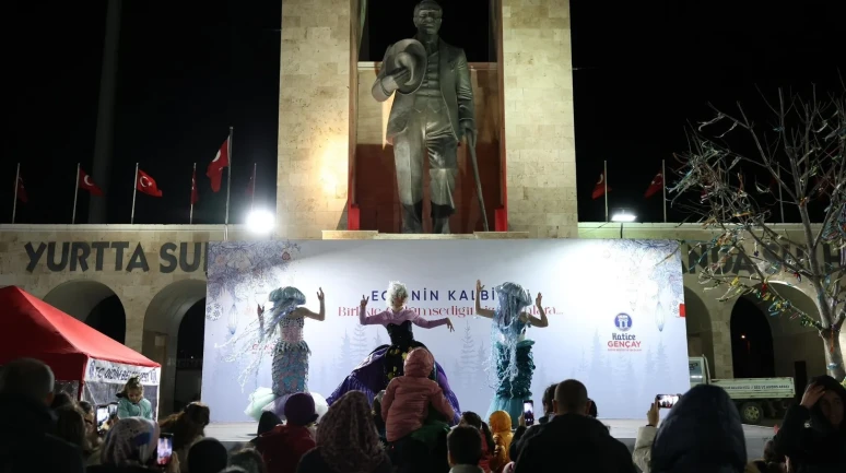 Didim Cumhuriyet Kent Meydanı’nda yılbaşı coşkusu her akşam devam ediyor