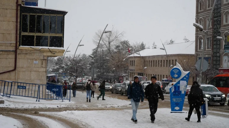 Erzurum’da yoğun kar yağışı hayatı felç etti