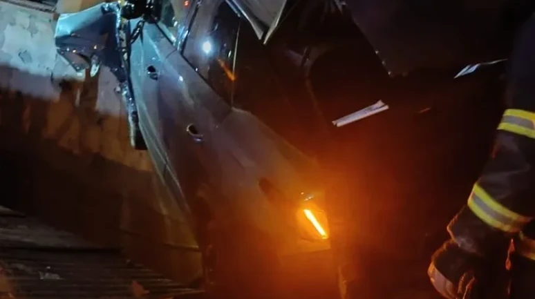 Bolu'nun Gerede ilçesinde kontrolden çıkan otomobil bina duvarına çarptı