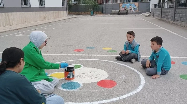 Niğde'de NÖHÜ öğrencileri Selçuk İlkokulu bahçesine renkli oyun alanları çizdi
