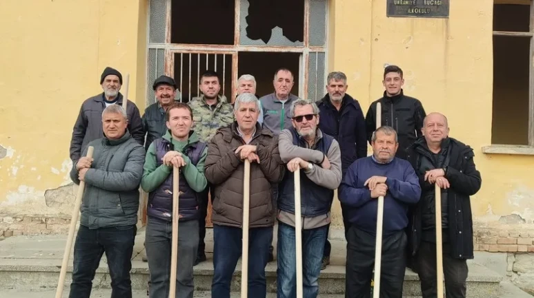 Umraniye köylüleri okul ve camii bahçesine 300 fidan dikti