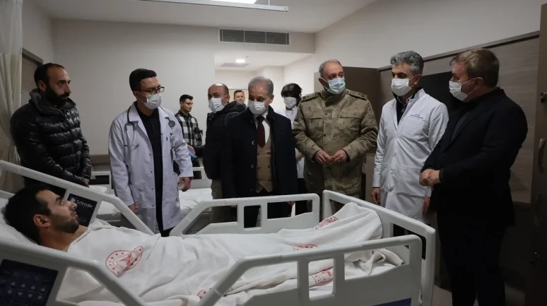 vali Aydoğdu hastanede tedavi gören hastaları ziyaret etti