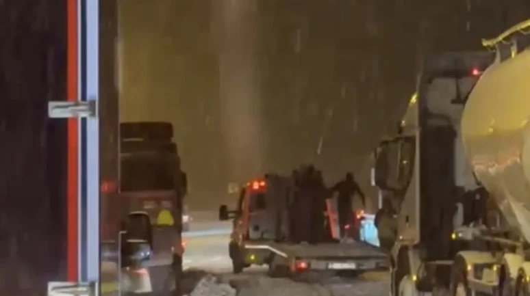 Düzce'de tırların makaslaması nedeniyle geçiş güzergahlarında yollar kısmen kapandı