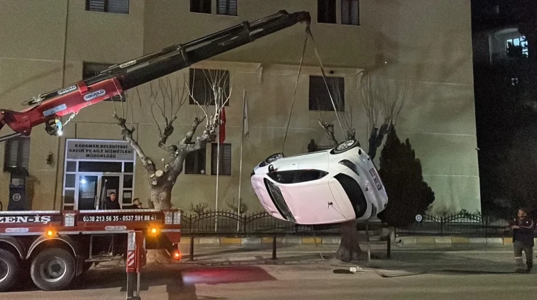 Karaman'da park halindeki araçlara çarpan otomobil ters döndü