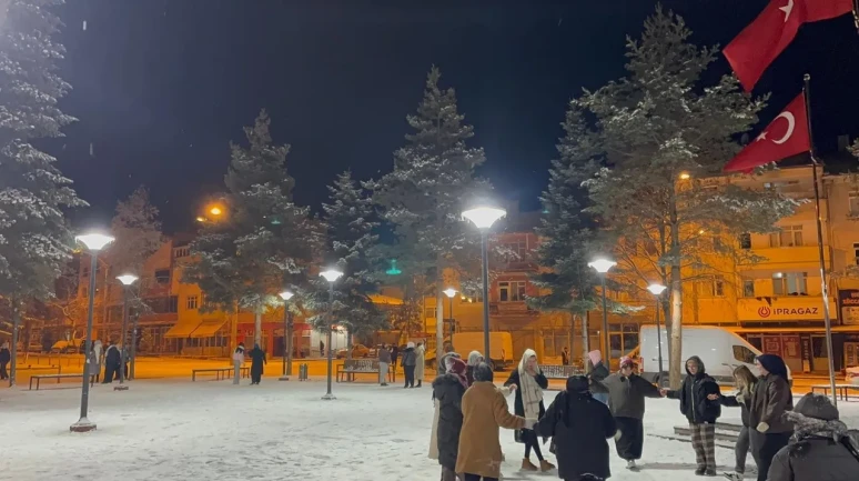 İhsangazi’de kar yağışıyla sokaklar beyaza büründü vatandaşlar eğlendi