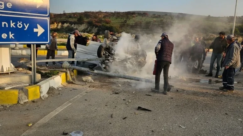 İzmir'in Menemen ilçesinde takla atan araçta gelin ve kaynana yaralandı