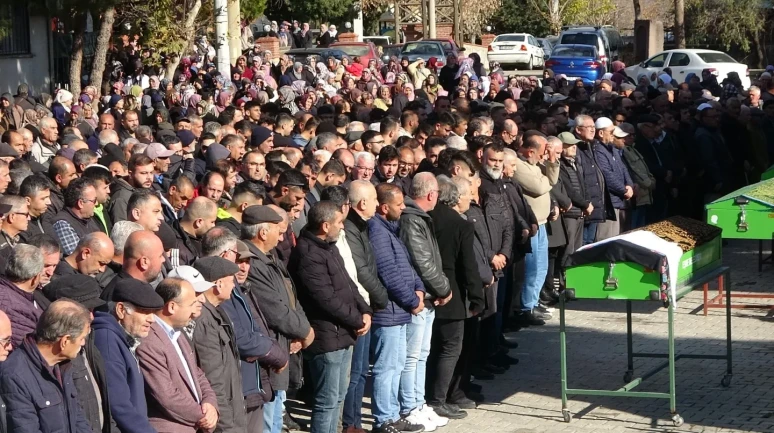 Uşak'ta trafik kazasında hayatını kaybeden Dulay çifti Ahmetler köyünde defnedildi