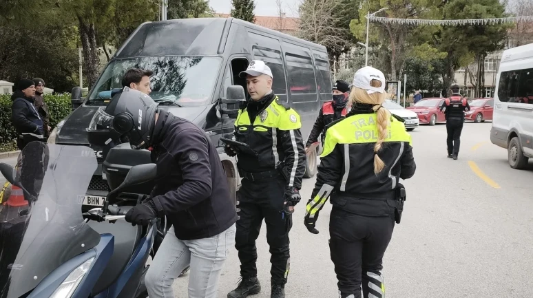 Muğla Cumhuriyet Meydanı'nda geniş kapsamlı trafik denetimi