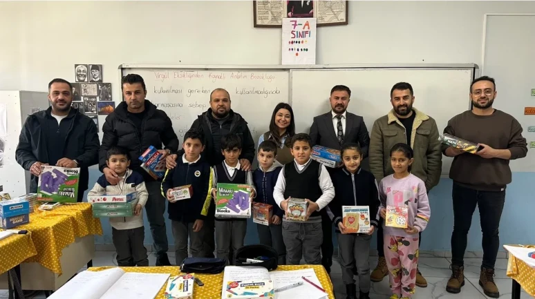 Yüksekova'da 16 okula 440 eğitim ve zekâ oyunu seti ile kırtasiye malzemesi hediye