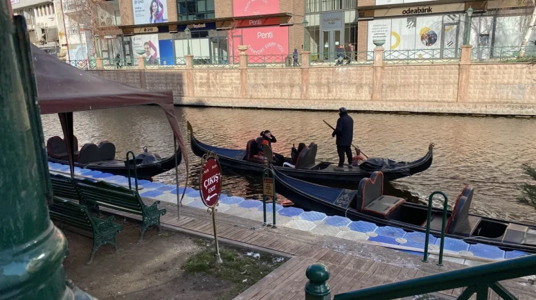 Eskişehir'de dondurucu soğuğa rağmen gondol seferleri devam ediyor