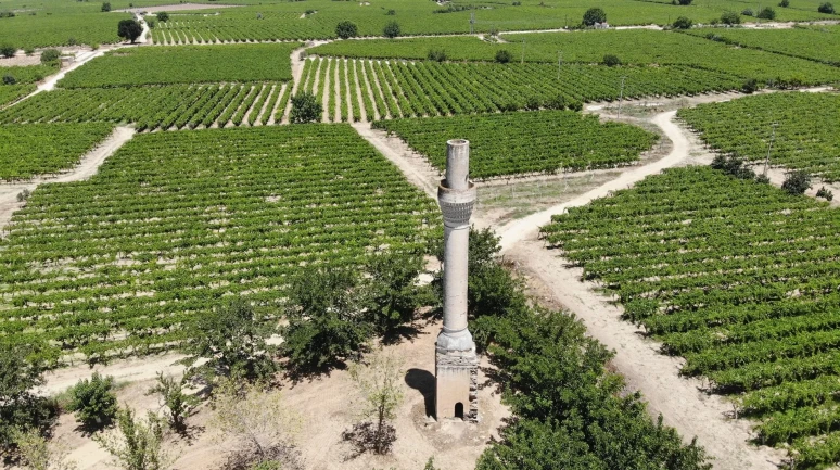 Manisa'nın Sarıgöl ilçesinde 2 asırdır ayakta duran Kırık Minare zamana direniyor