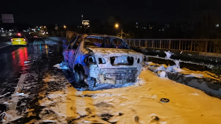 Eyüpsultan’da seyir halindeki otomobil alevlere teslim oldu