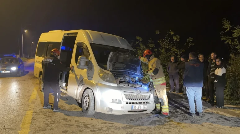 Düzce'de minibüs ile otomobil çarpıştı, 3 kişi yaralandı