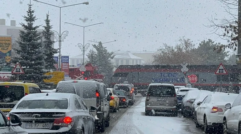 Erzurum'da yoğun kar yağışı nedeniyle çevre illerle ulaşım güçleşti