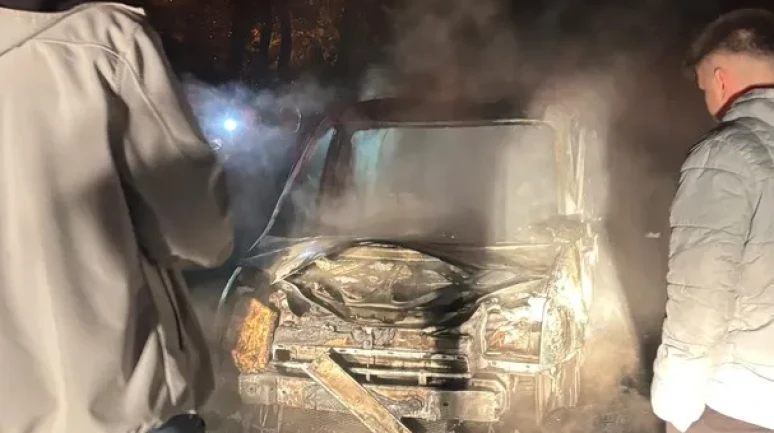 Karabük'te seyir halindeki hafif ticari araç alev alarak kullanılmaz hale geldi