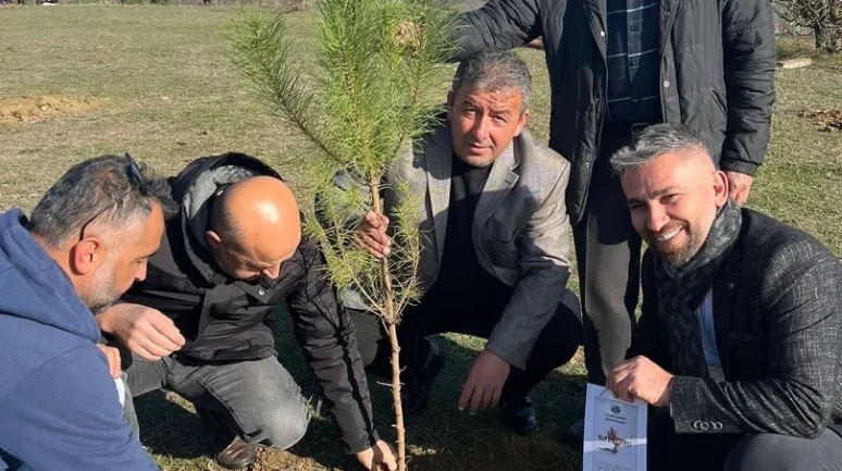Kavak’ta okul bahçesi fidanlarla buluşturuldu, kitap yardımı sözü verildi