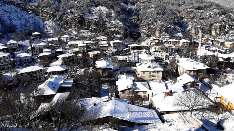 Mudurnu’da tarihi konaklar kar örtüsü altında kartpostallık manzaralar oluşturdu