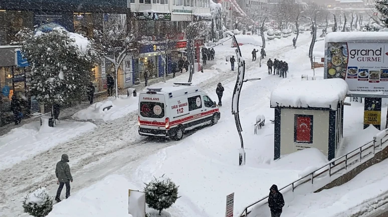 Bolu’da yoğun kar yağışı nedeniyle ambulansın zorlu yolculuğu kamerada