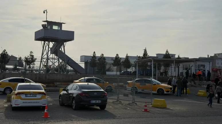 Diyarbakır'da 11'inci yargı paketi nedeniyle aileler cezaevi önünde yakınlarını bekliyor