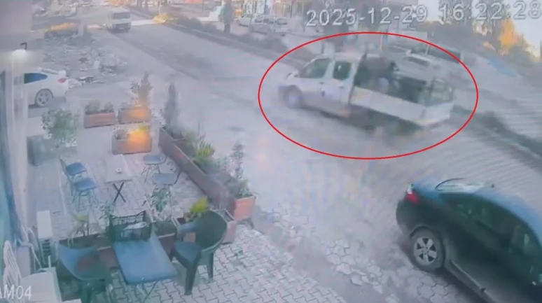 Hatay’da ters yönden gelen araçtan kıl payı kurtulan çocuk ölümden döndü