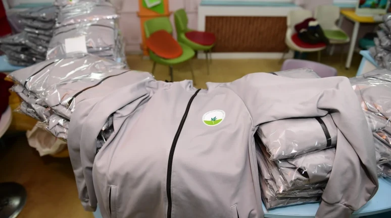 Osmangazi Belediyesi’nden çocuklara mont, bot ve eşofman takımı yardımı